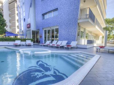 outdoor pool - hotel mercure rimini lungomare - rimini, italy