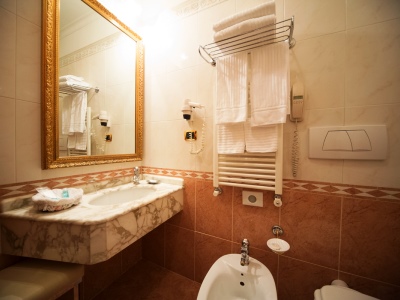 bathroom - hotel dei consoli - rome, italy