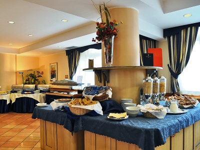 breakfast room 2 - hotel pineta palace - rome, italy