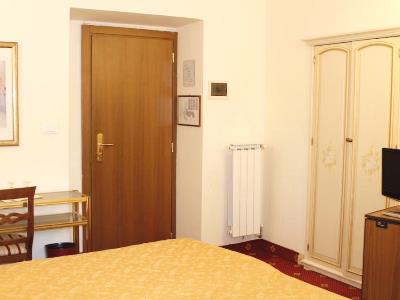 bedroom 1 - hotel san giusto - rome, italy