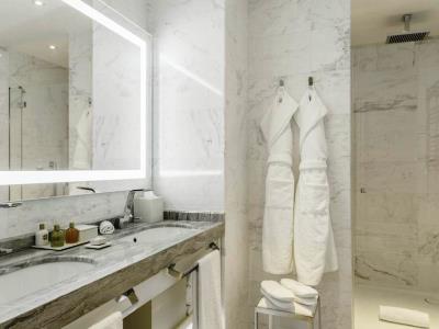 bathroom - hotel aleph - rome, italy