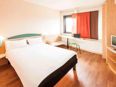 bedroom 3 - hotel ibis roma fiera - rome, italy