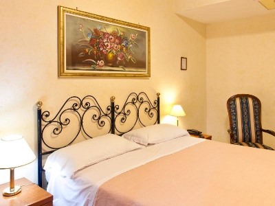bedroom - hotel stromboli - rome, italy