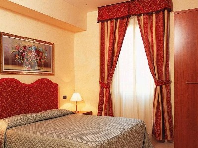 bedroom 2 - hotel stromboli - rome, italy