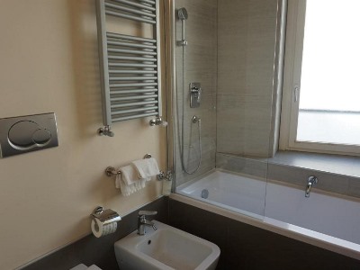 bathroom - hotel trevi palace luxury inn - rome, italy