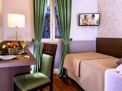 bedroom 5 - hotel alexandra - rome, italy