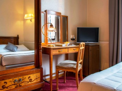 bedroom 6 - hotel alexandra - rome, italy
