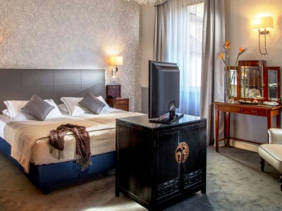 bedroom 11 - hotel alexandra - rome, italy