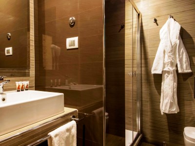 bathroom - hotel alexandra - rome, italy