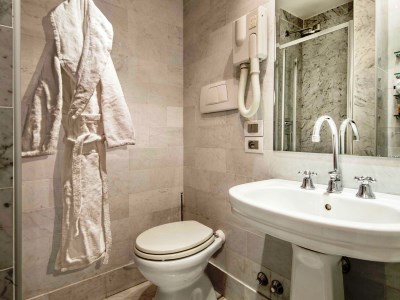 bathroom 1 - hotel alexandra - rome, italy