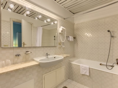 bathroom 1 - hotel king - rome, italy