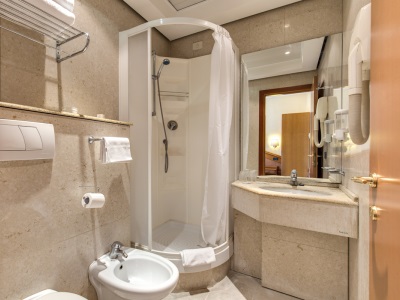 bathroom - hotel king - rome, italy