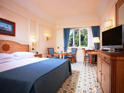 bedroom 2 - hotel grand hotel capodimonte - sorrento, italy