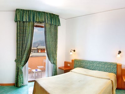 bedroom - hotel villa maria - sorrento, italy