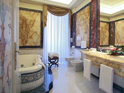 bathroom - hotel grand hotel des iles borromees and spa - stresa, italy