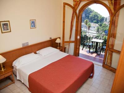 bedroom - hotel ipanema - taormina, italy