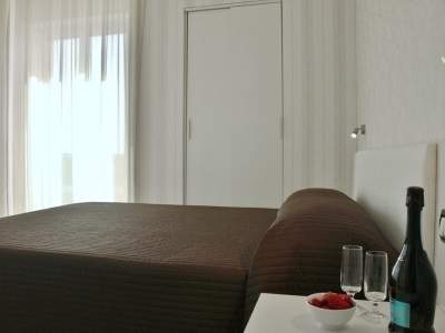 bedroom - hotel baia azzurra - taormina, italy