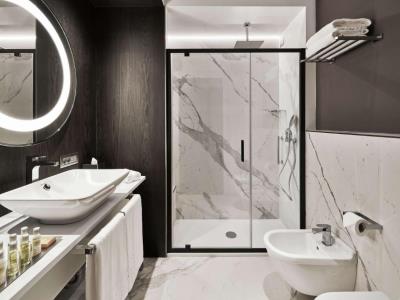 bathroom - hotel doubletree by hilton trieste - trieste, italy