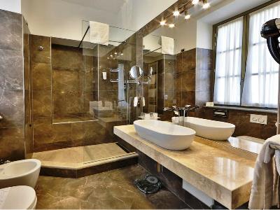 bathroom - hotel best western plus genova - turin, italy