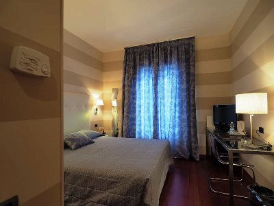 bedroom - hotel lancaster - turin, italy