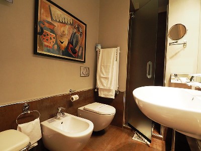 bathroom - hotel lancaster - turin, italy