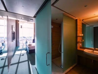 bathroom - hotel doubletree by hilton turin lingotto - turin, italy