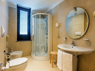 bathroom - hotel best western plus executive and suites - turin, italy