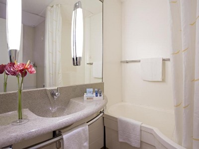 bathroom - hotel novotel corso giulio cesare - turin, italy