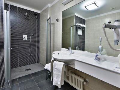 bathroom - hotel best western luxor - turin, italy