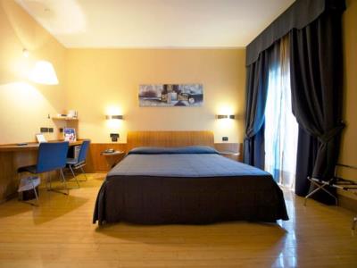 bedroom - hotel best western luxor - turin, italy