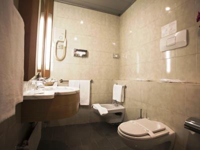 bathroom - hotel diplomatic turin - turin, italy