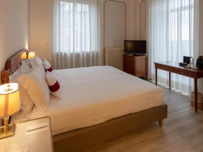 bedroom - hotel palace grand hotel varese - varese, italy