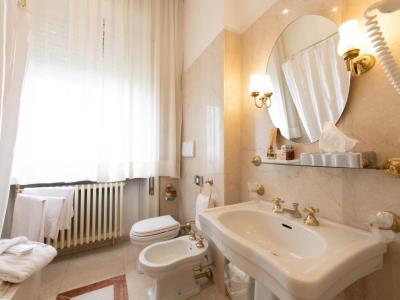 bathroom - hotel palace grand hotel varese - varese, italy