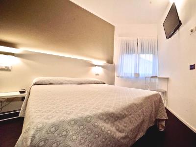 bedroom 3 - hotel centrale (economy) - venice, italy