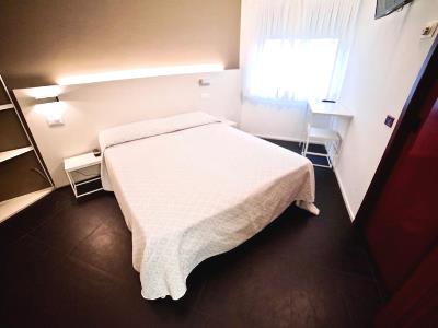 bedroom 2 - hotel centrale (economy) - venice, italy