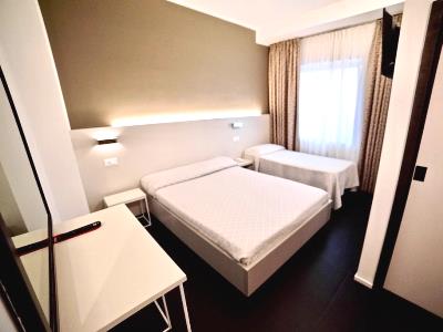 bedroom 1 - hotel centrale (economy) - venice, italy