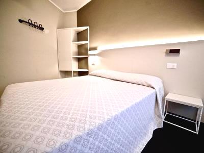 bedroom 4 - hotel centrale (economy) - venice, italy