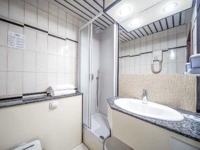 bathroom - hotel centrale (economy) - venice, italy