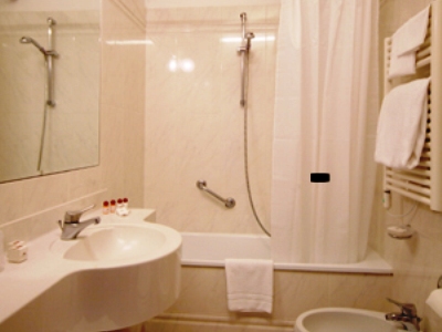 bathroom - hotel ambassador tre rose - venice, italy