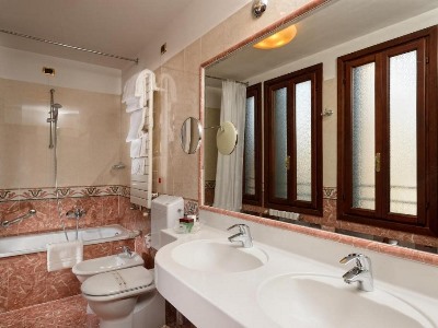 bathroom - hotel albergo cavalletto and doge orseolo - venice, italy