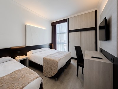 bedroom 1 - hotel ambasciatori mestre tapestry collection - venice, italy