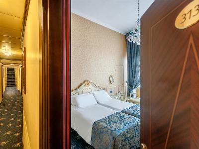 bedroom - hotel montecarlo - venice, italy