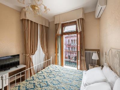 bedroom 1 - hotel montecarlo - venice, italy