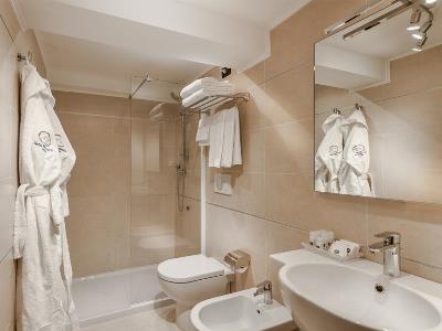 bathroom - hotel montecarlo - venice, italy