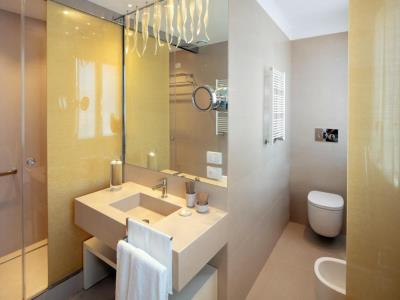 bathroom - hotel palazzo barocci - venice, italy