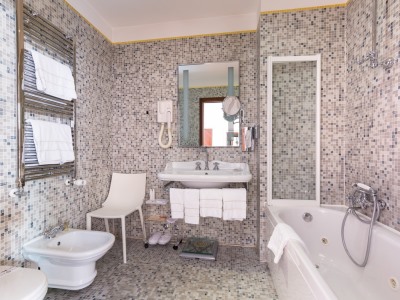 bathroom - hotel liassidi palace - venice, italy