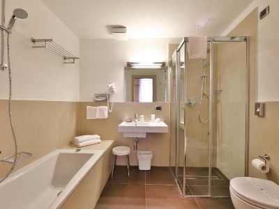 bathroom - hotel best western armando - verona, italy
