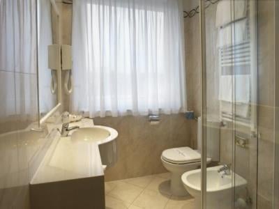 bathroom - hotel best western tre torri - vicenza, italy
