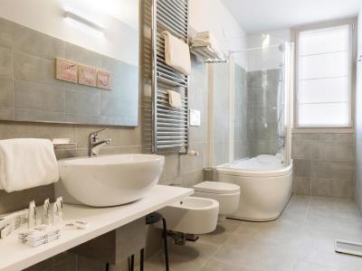 bathroom - hotel ghv hotel - vicenza, italy