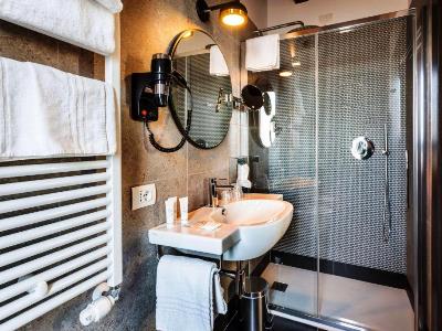 bathroom - hotel best western titian inn hotel treviso - treviso, italy